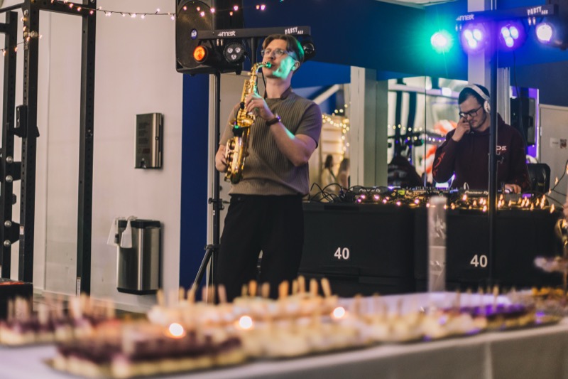 Rene Laur kontserdil esinemas