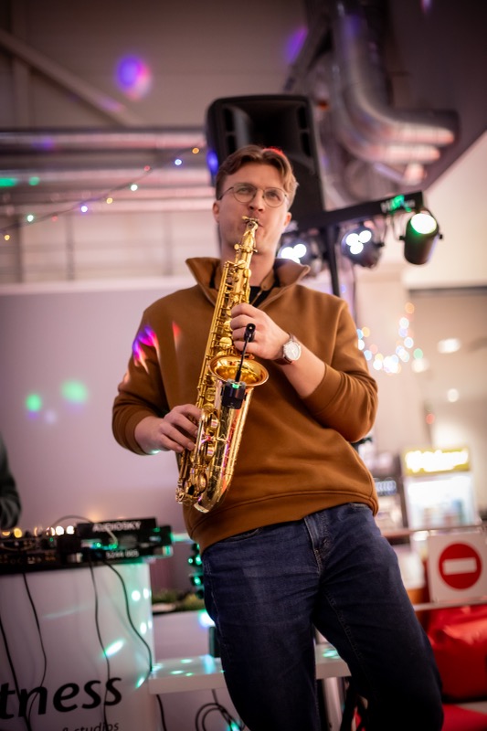 Saksofon ja DJ koostöö