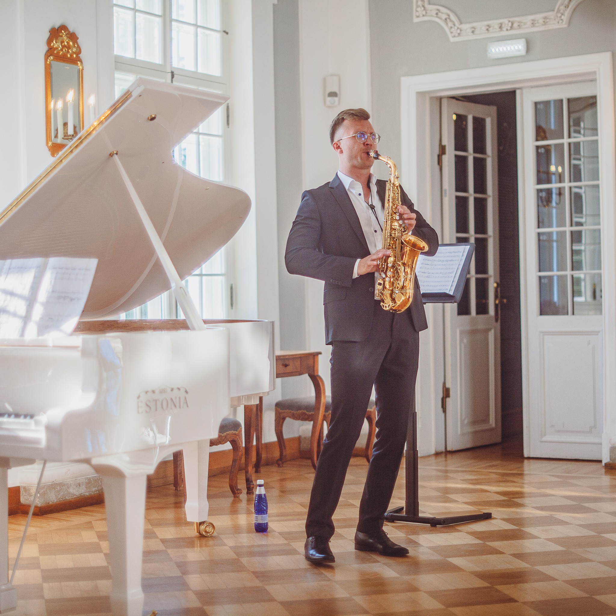 Saksofonist klubiüritusel